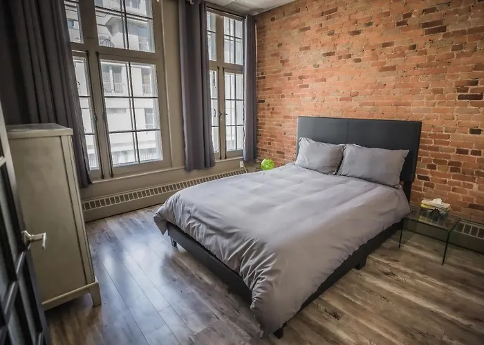 Le 402 Hostel Montreal